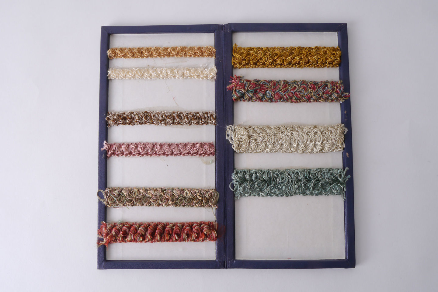 Staalkaart met voorbeelden van galons marabouts om passement te vervaardigen