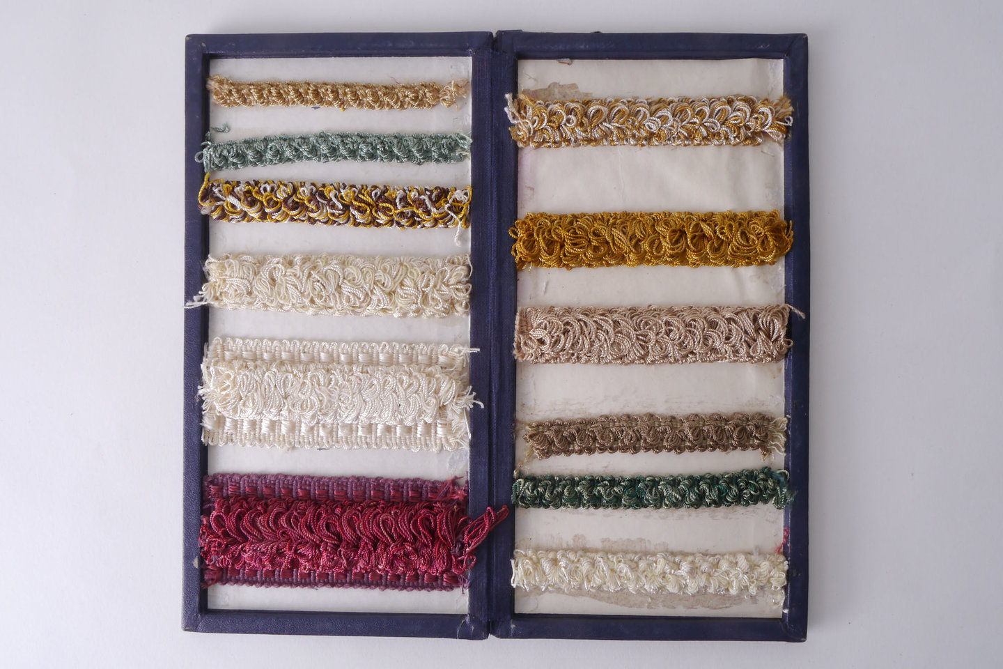 Staalkaart met voorbeelden van galons marabouts om passement te vervaardigen