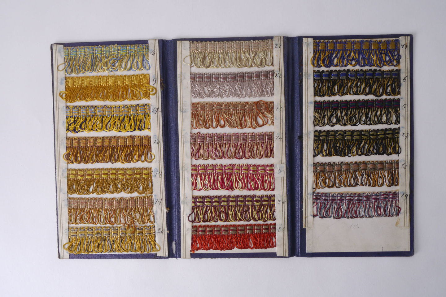 Staalkaart met voorbeelden van effilés om passement te vervaardigen