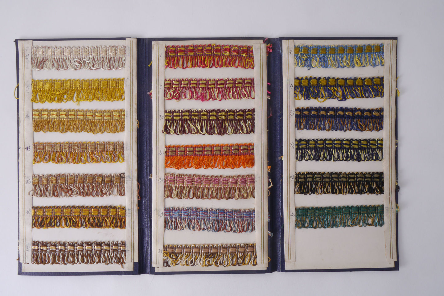 Staalkaart met voorbeelden van effilés om passement te vervaardigen