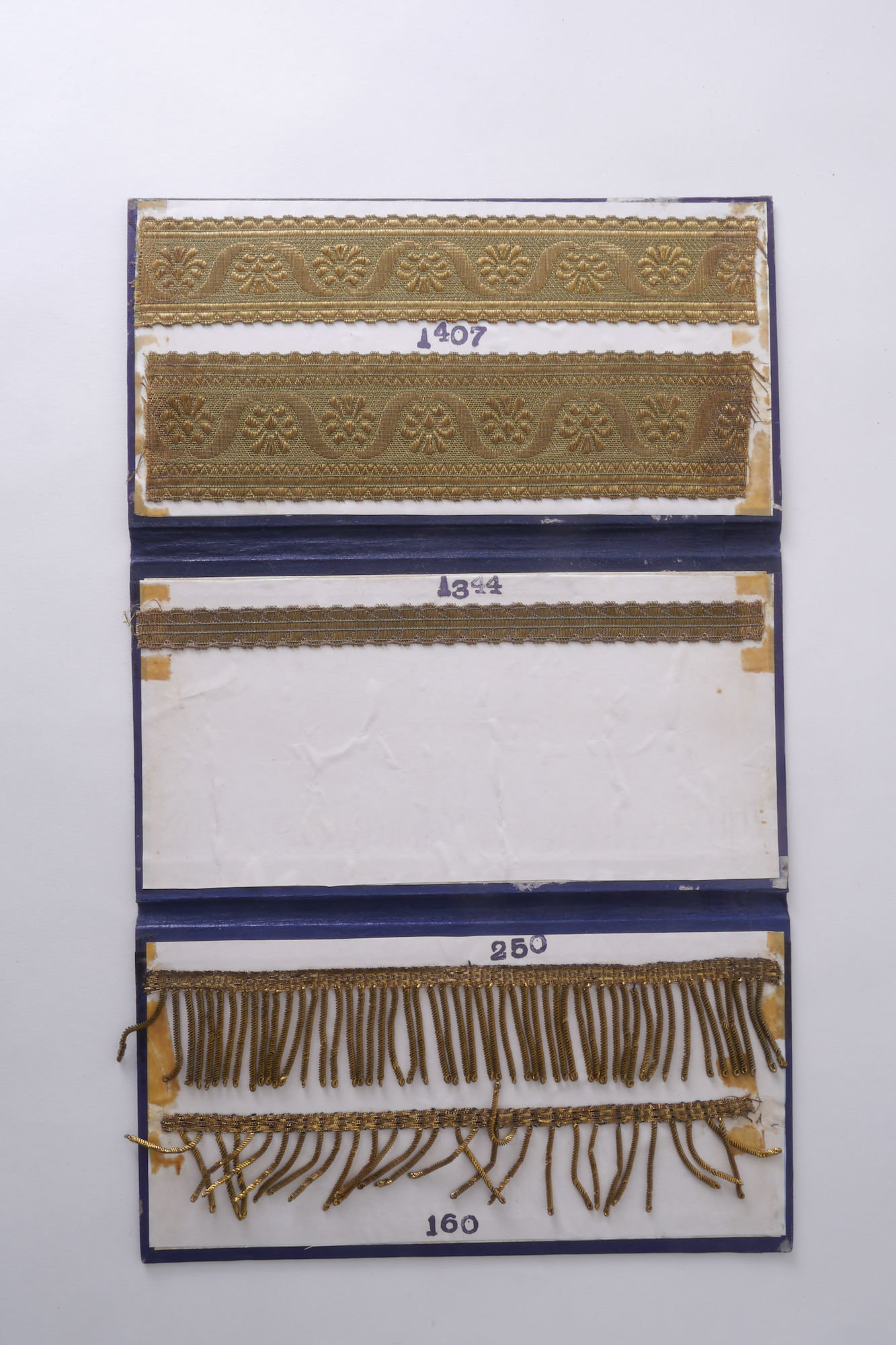 Staalkaart met voorbeelden van galons en effilés om passement te vervaardigen