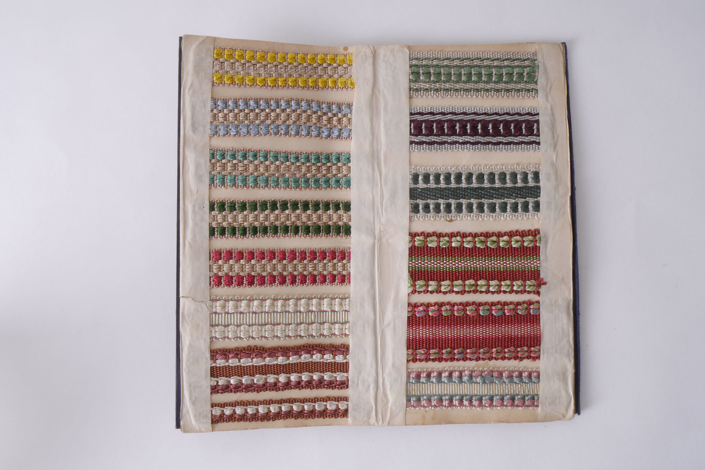 Staalkaart met voorbeelden van galons om passement te vervaardigen