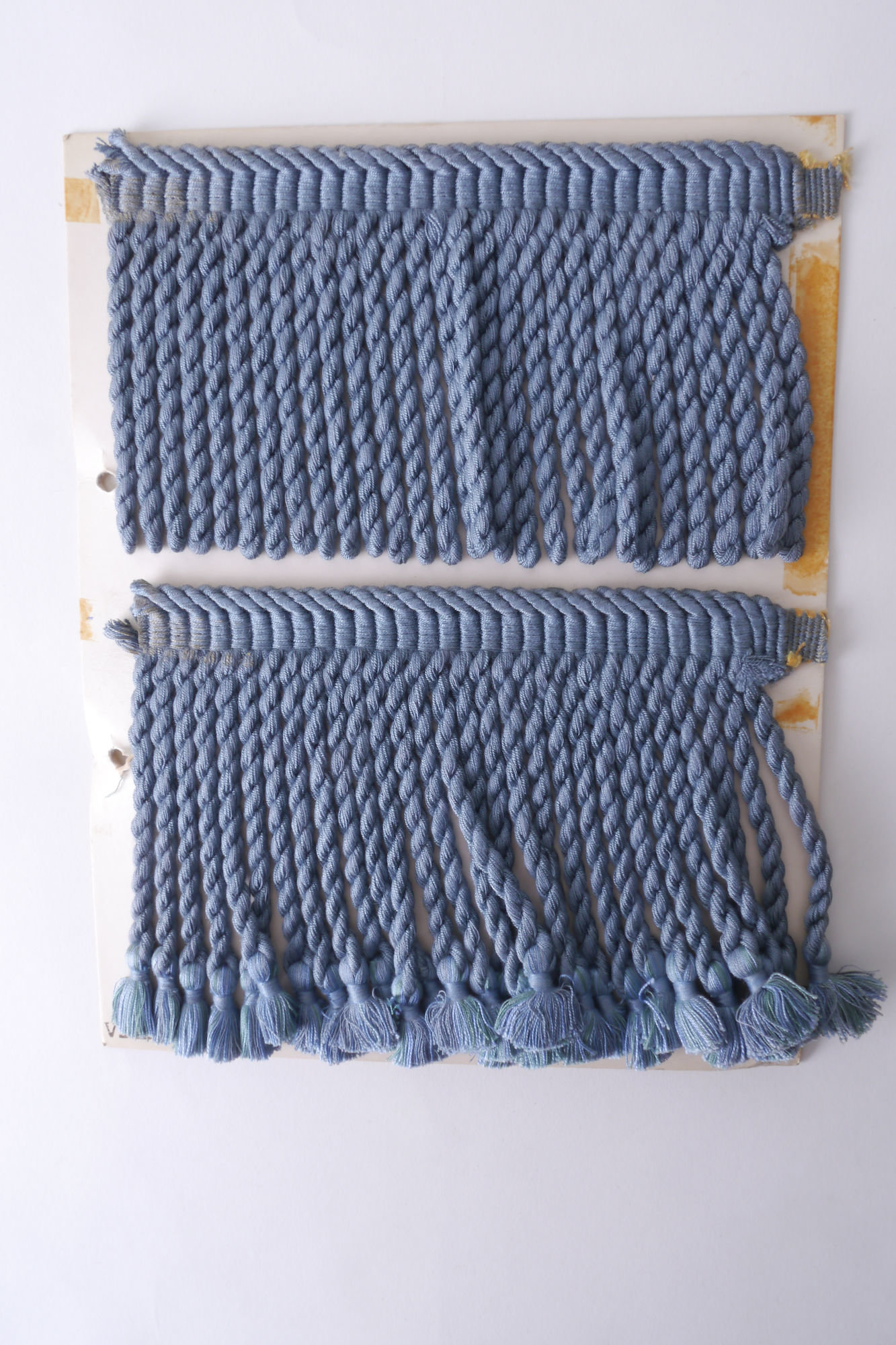 Staalkaart met voorbeelden van franges om passement te vervaardigen