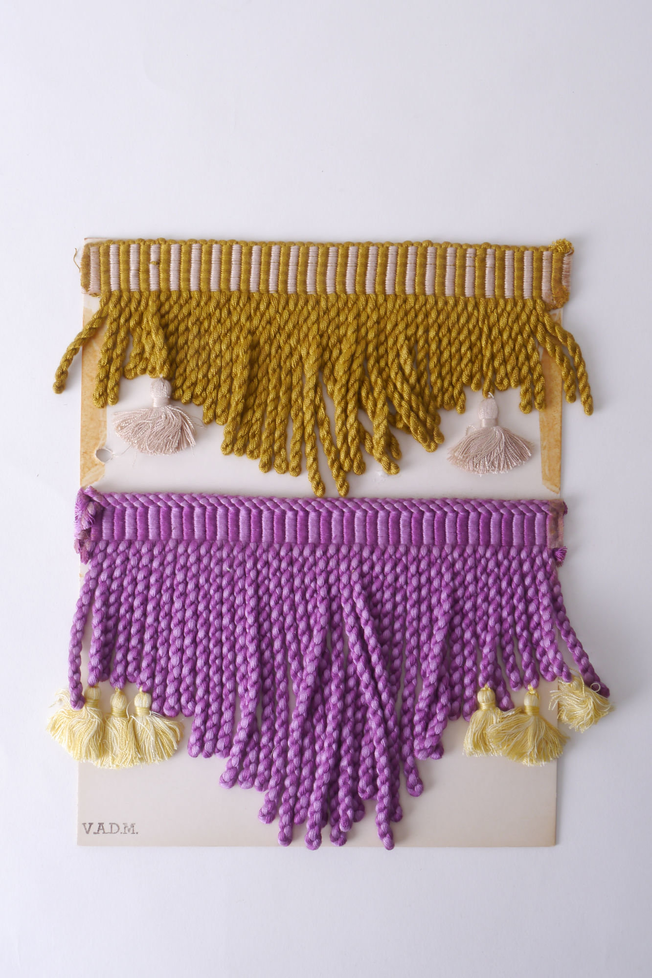 Staalkaart met voorbeelden van franges om passement te vervaardigen