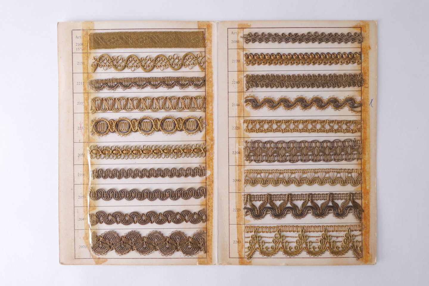 Staalkaart met voorbeelden van galons om passement te vervaardigen