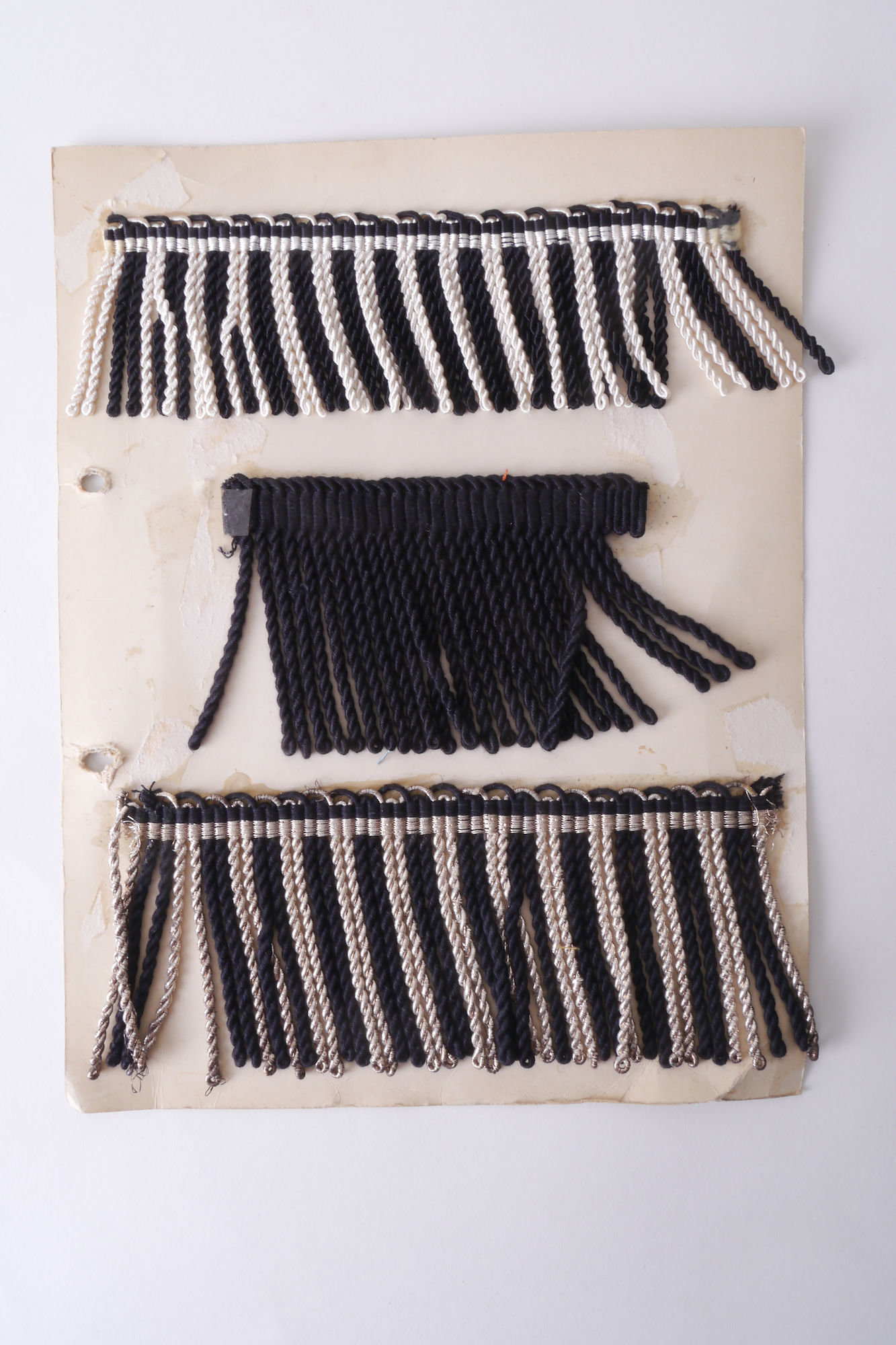 Staalkaart met voorbeeld van franges om passement te vervaardigen