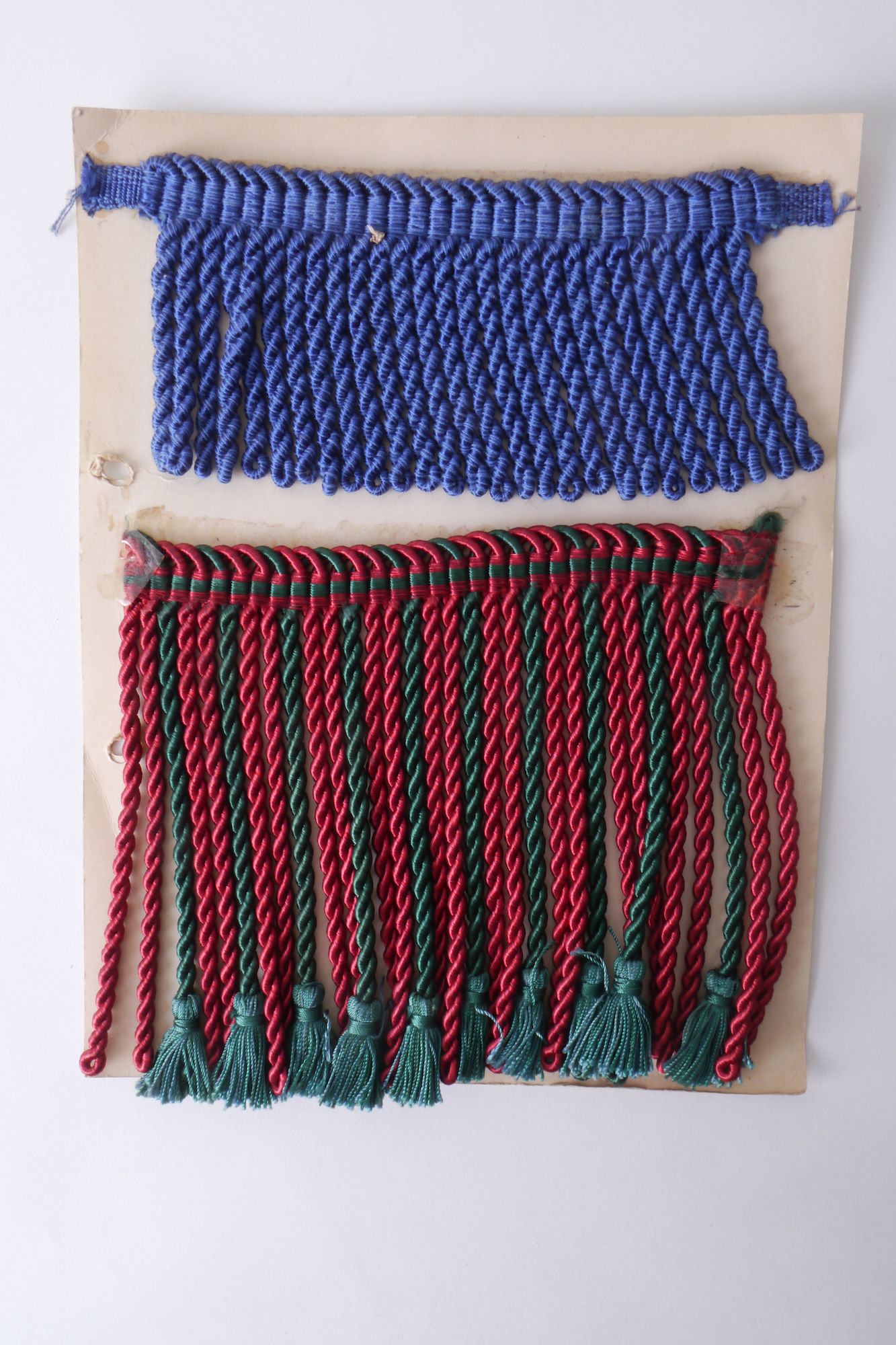 Staalkaart met voorbeeld van franges om passement te vervaardigen