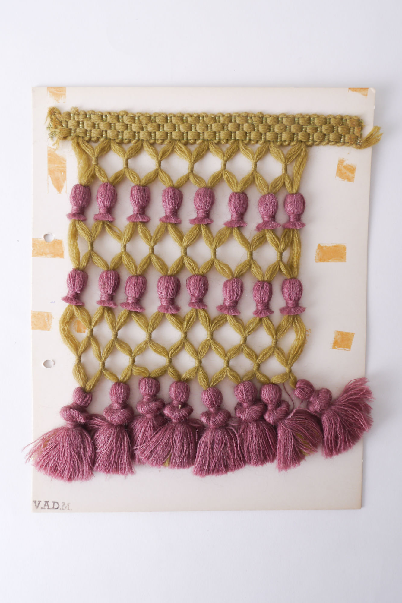 Staalkaart met voorbeelden van frange om passement te vervaardigen