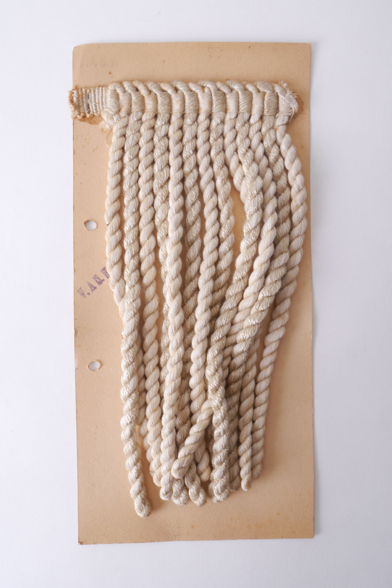 Staalkaart met voorbeeld van frange om passement te vervaardigen