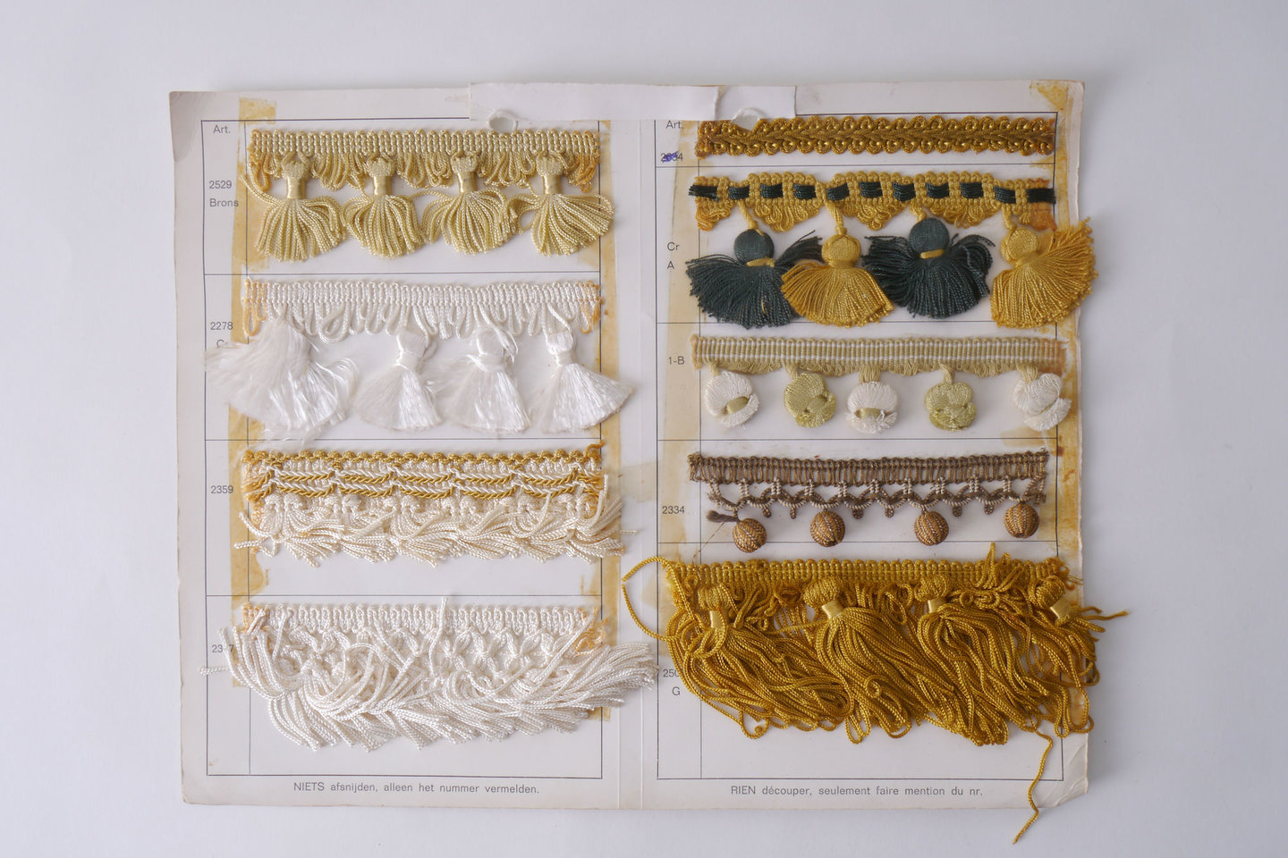 Staalkaart met voorbeelden van franges om passement te vervaardigen