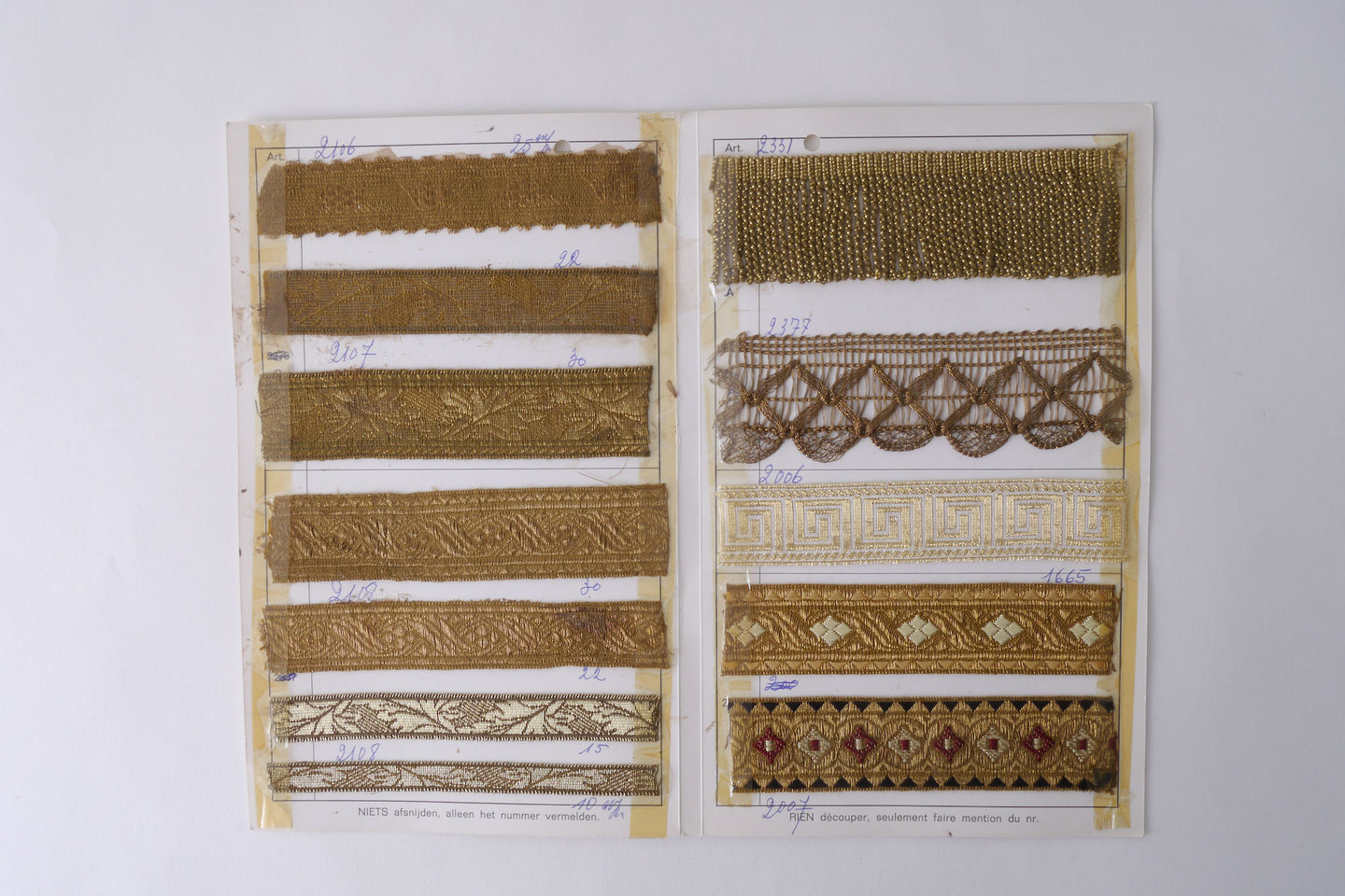 Staalkaart met voorbeelden van galons om passement te vervaardigen