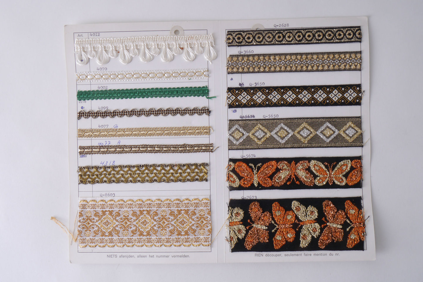 Staalkaart met voorbeelden van galons om passement te vervaardigen