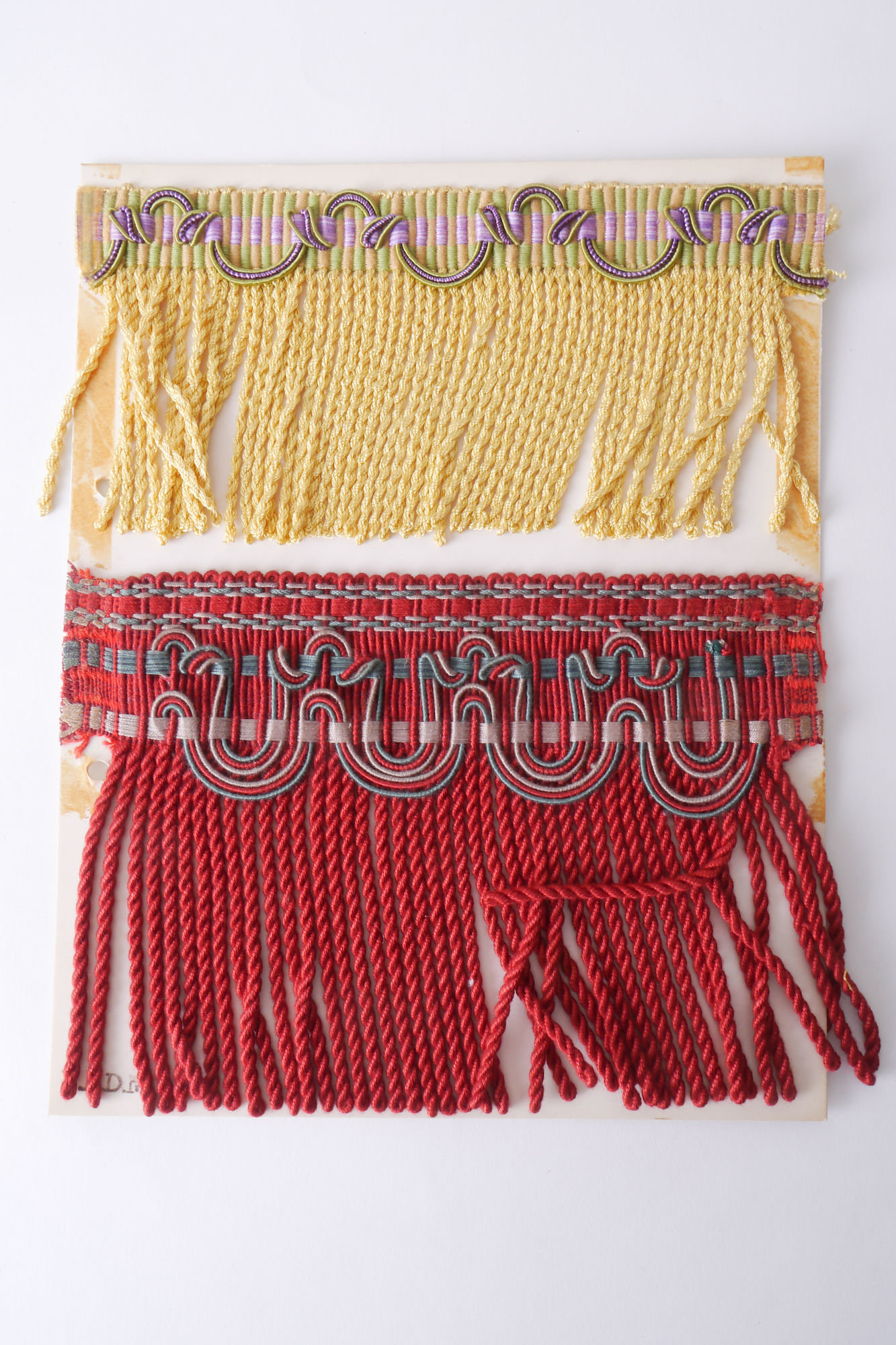 Staalkaart met voorbeelden van franges om passement te vervaardigen