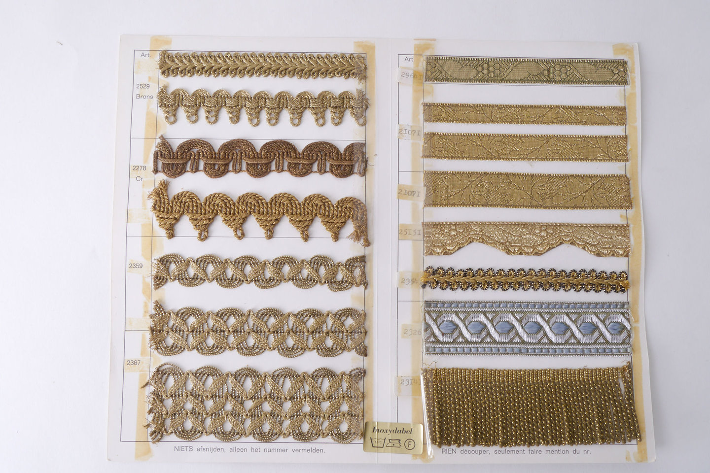 Staalkaart met voorbeelden van galons om passement te vervaardigen