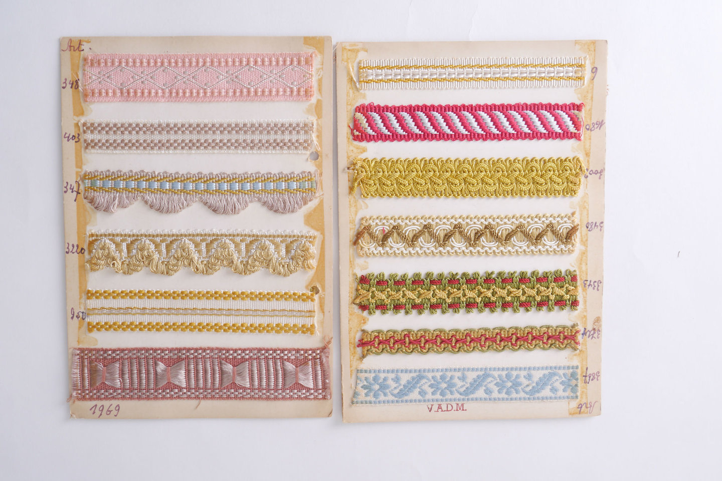 Staalkaart met voorbeelden van galons en effilés om passement te vervaardigen