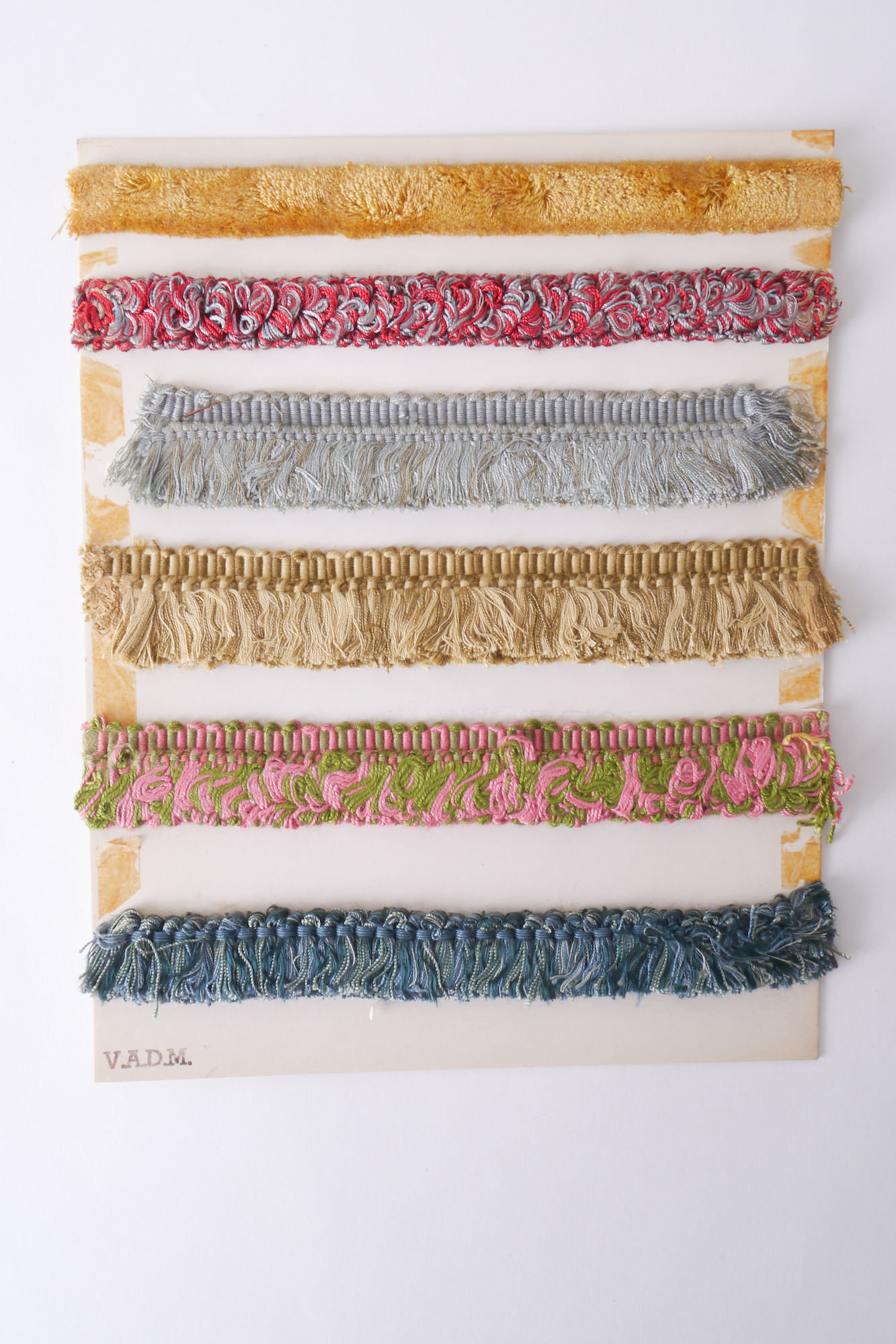 Staalkaart met voorbeelden van galons en effilés om passement te vervaardigen