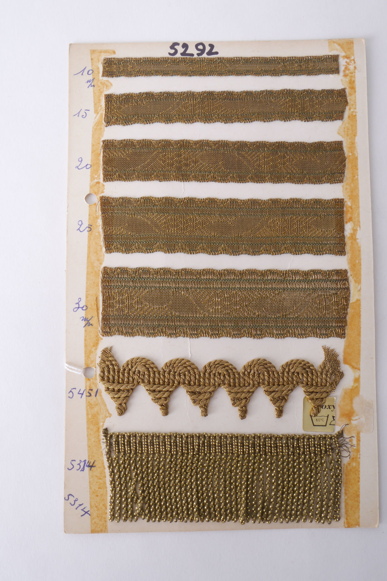 Staalkaart met voorbeelden van galons en effilé om passement te vervaardigen