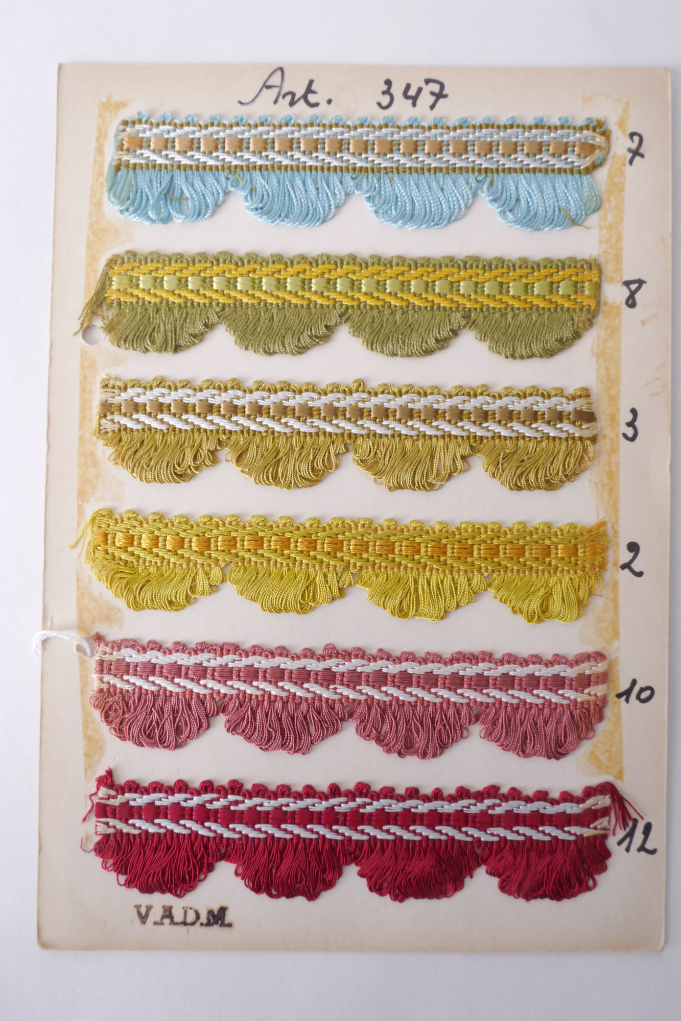 Staalkaart met voorbeelden van effilé om passement te vervaardigen