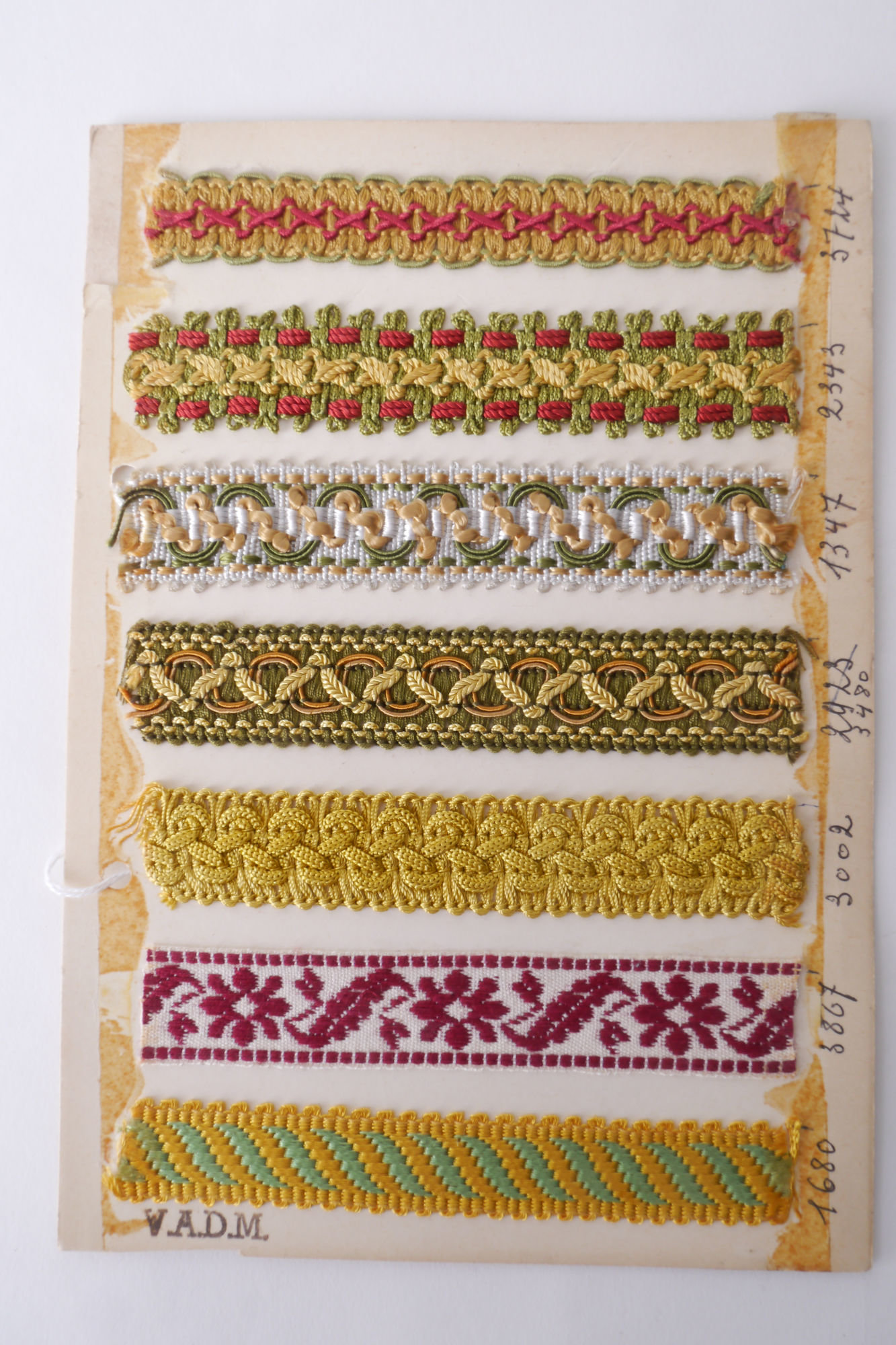 Staalkaart met voorbeelden van galons om passement te vervaardigen