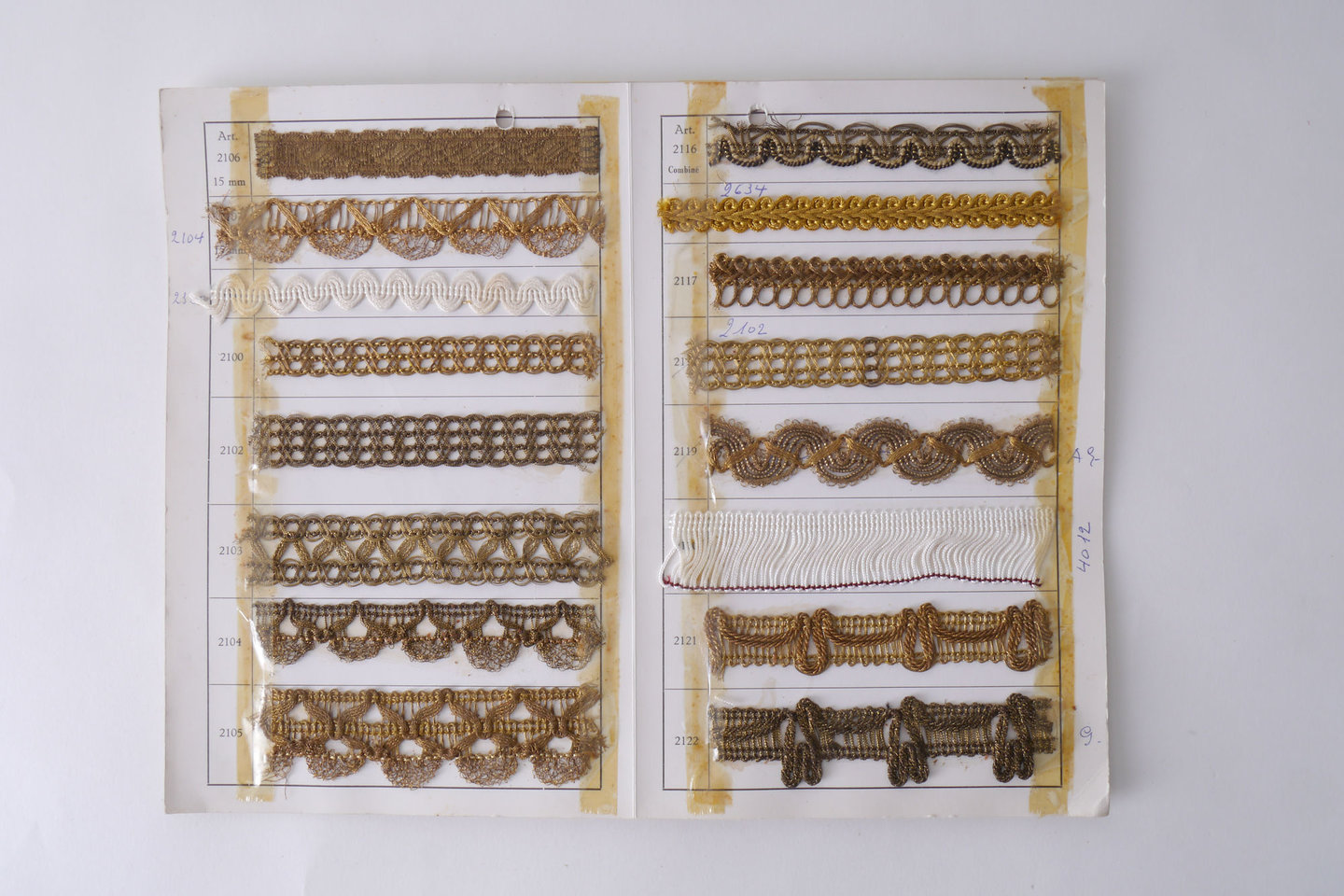 Staalkaart met voorbeelden van galons om passement te vervaardigen