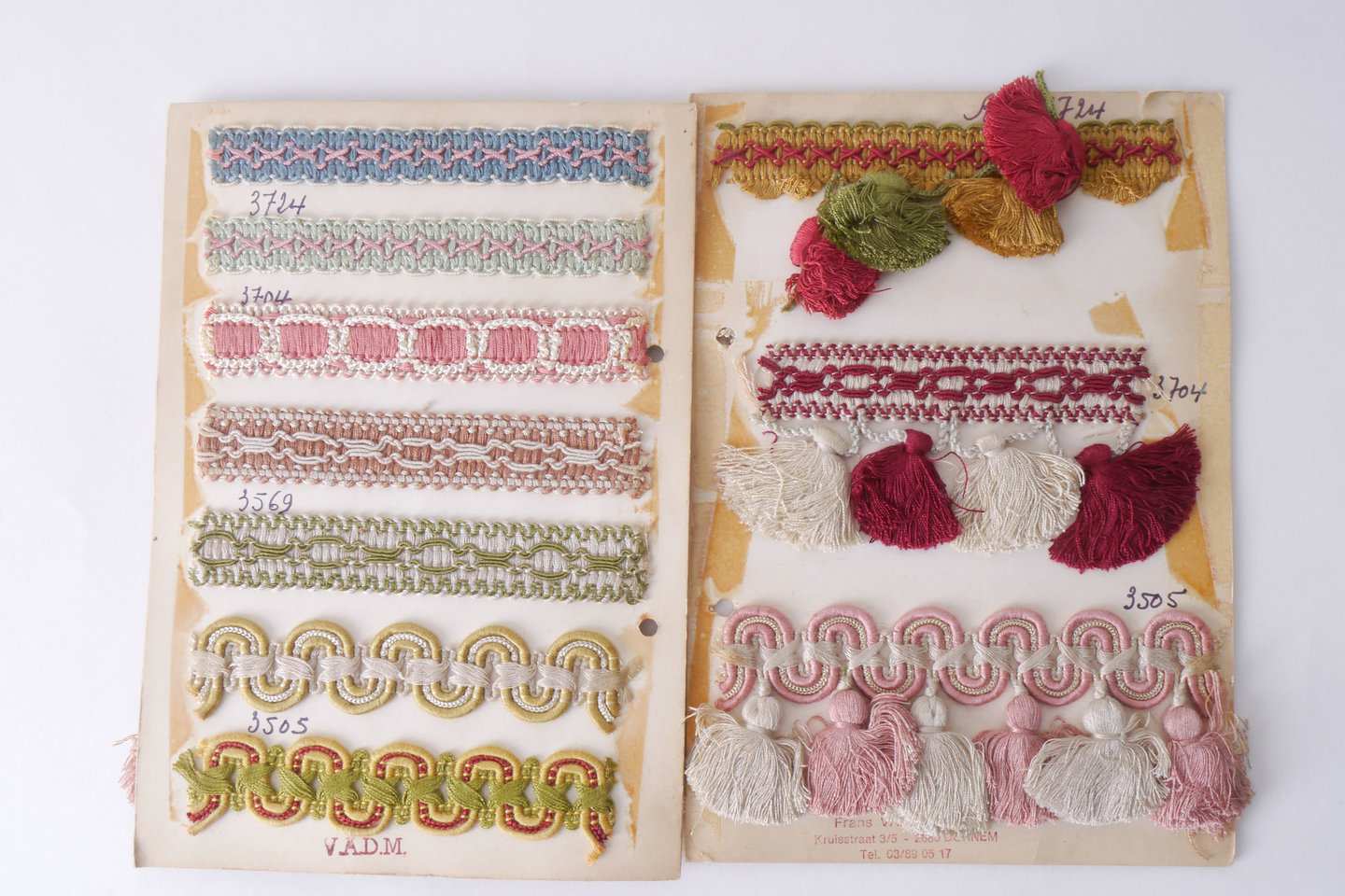 Staalkaart met voorbeelden van galons en franges om passement te vervaardigen