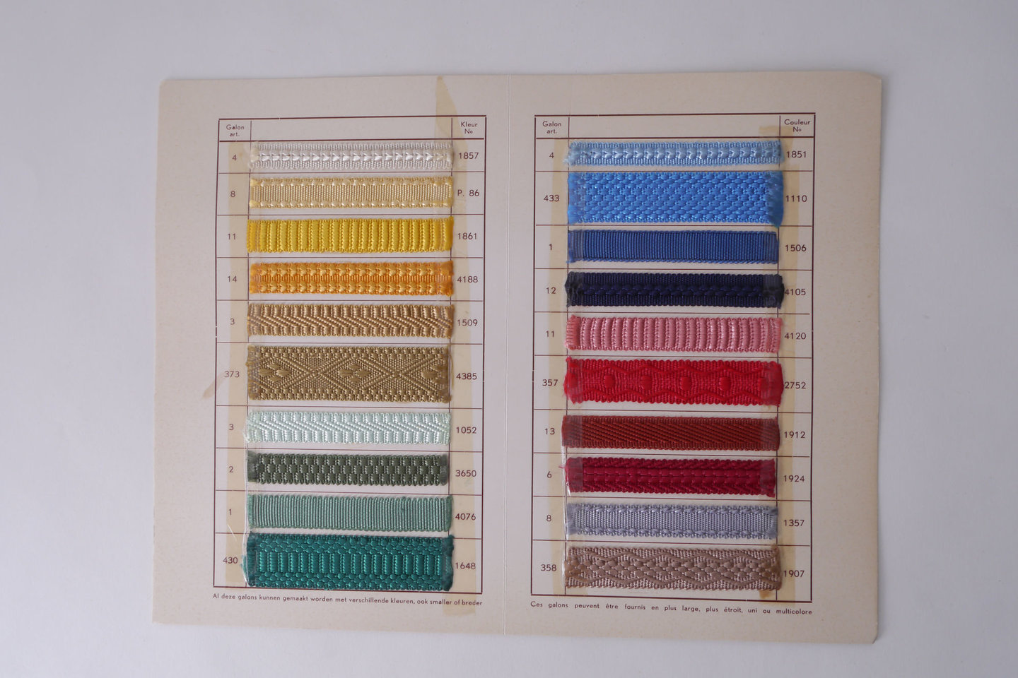 Staalkaart met voorbeelden van galons om passement te vervaardigen