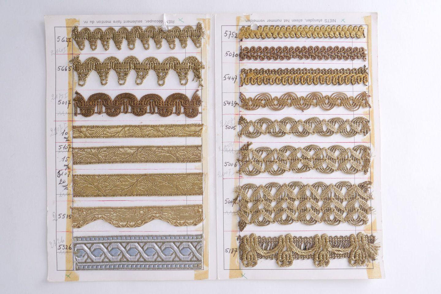 Staalkaart met voorbeelden van galons om passement te vervaardigen