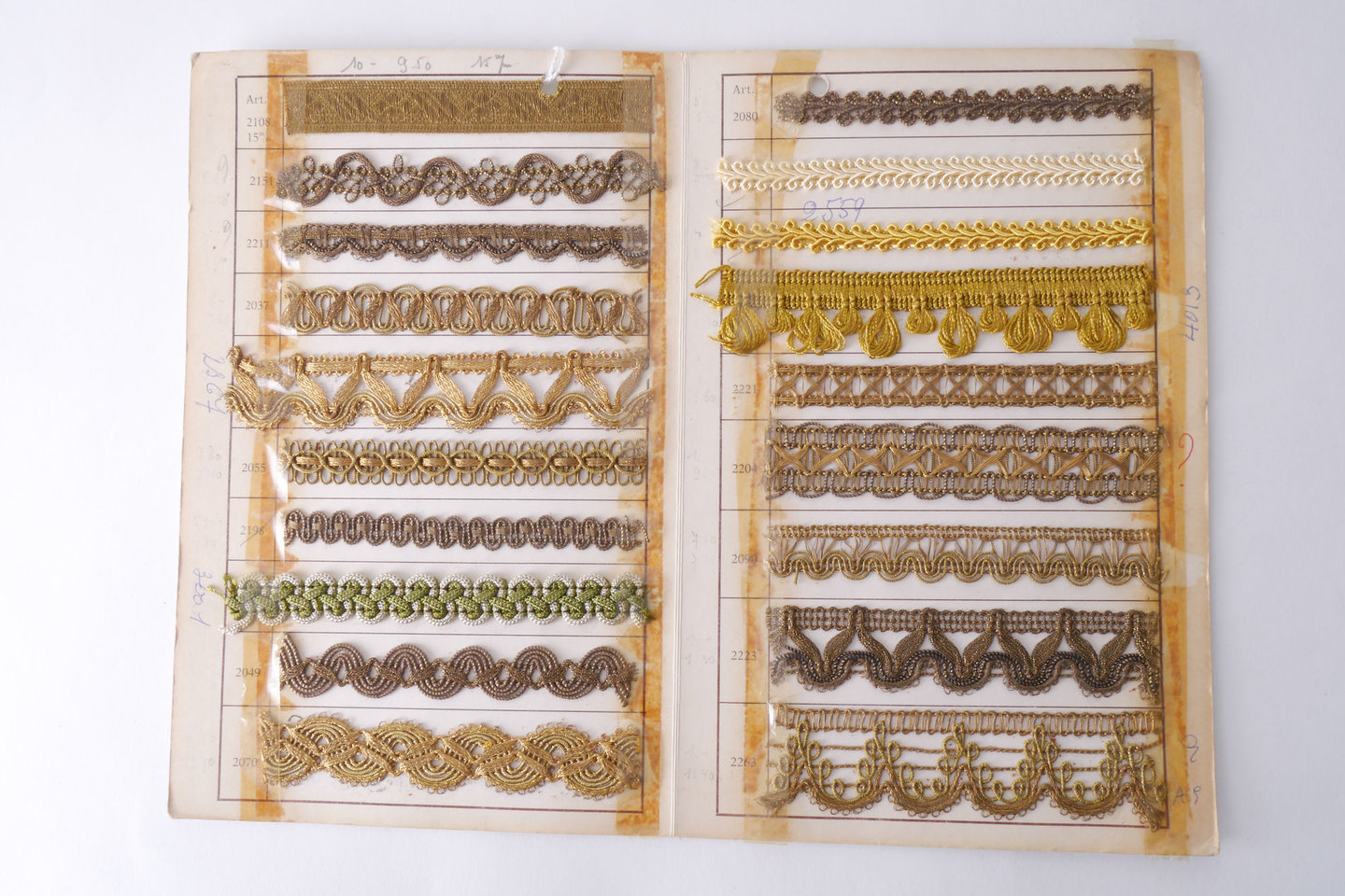 Staalkaart met voorbeelden van galons om passement te vervaardigen