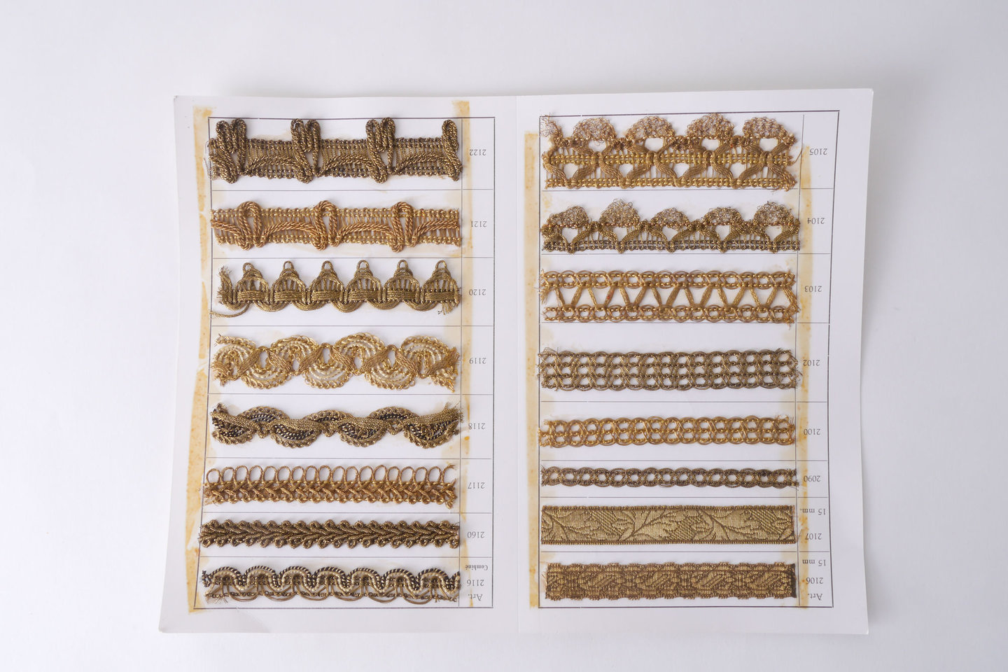 Staalkaart met voorbeelden van galons om passement te vervaardigen