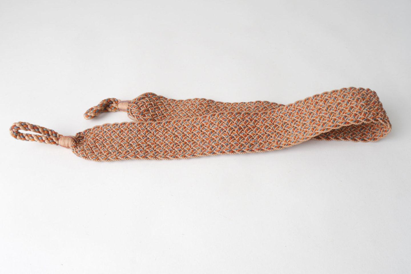 Vlakke embrasse met gevlochten kabel om gordijn open te houden