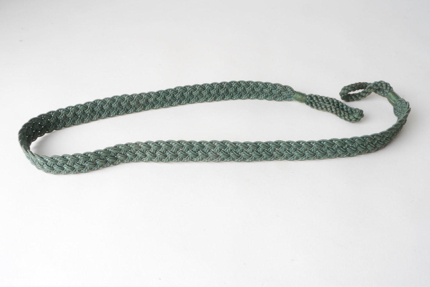 Vlakke embrasse met gevlochten kabel om gordijn open te houden