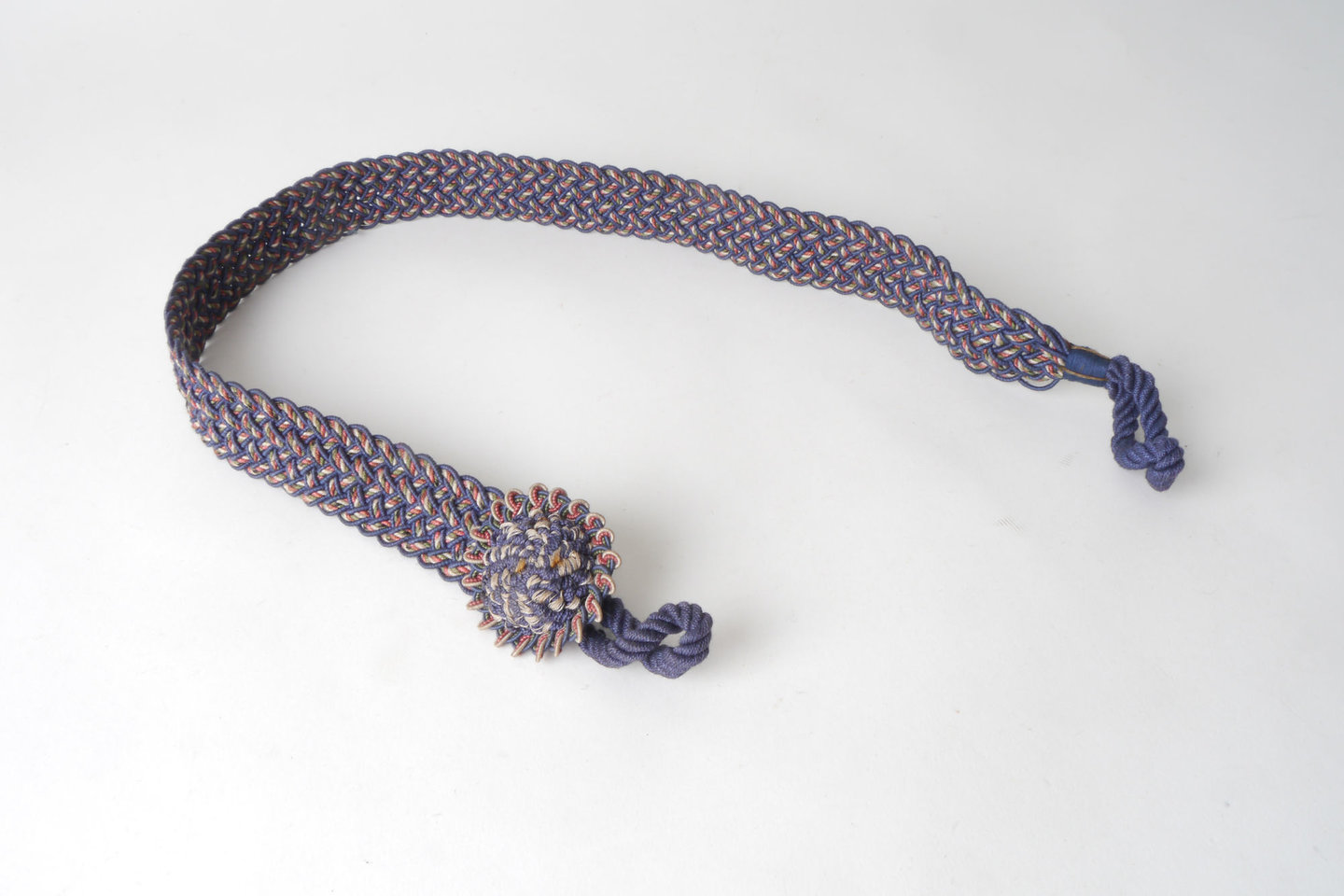 Vlakke embrasse met gevlochten kabel om gordijn open te houden