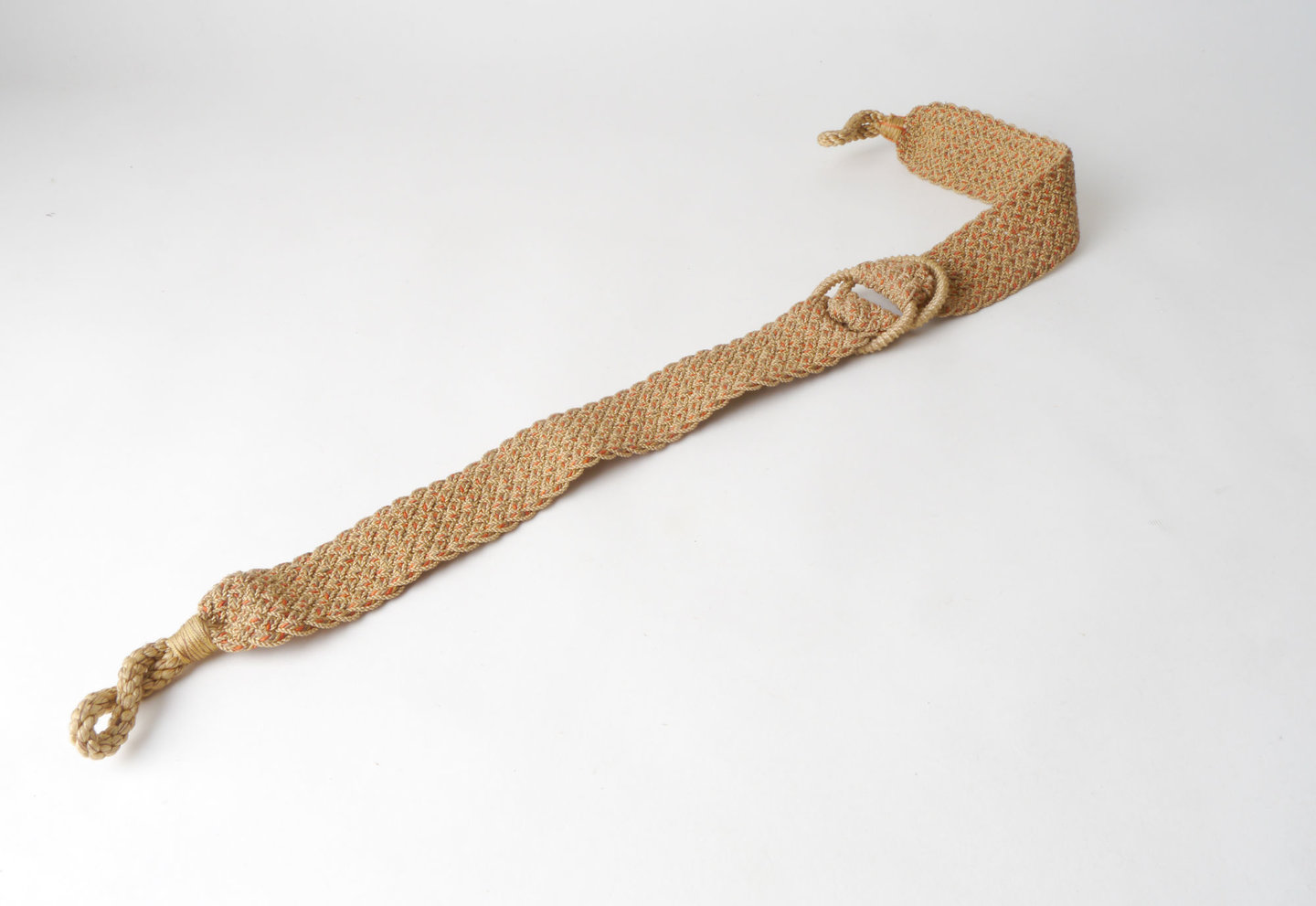 Vlakke embrasse met gevlochten kabel en gesp om gordijn open te houden