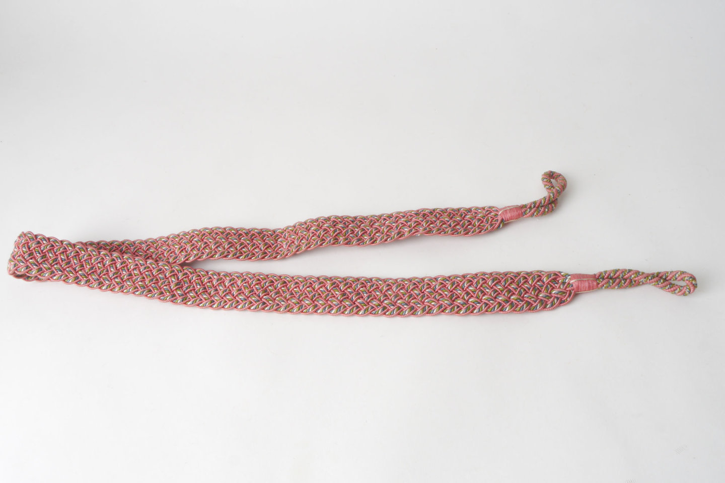 Vlakke embrasse met gevlochten kabel om gordijn open te houden