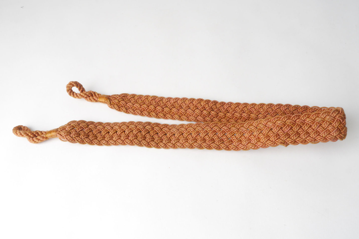 Vlakke embrasse met gevlochten kabel om gordijn open te houden