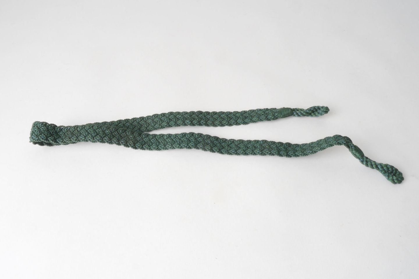 Vlakke embrasse met gevlochten kabel om gordijn open te houden