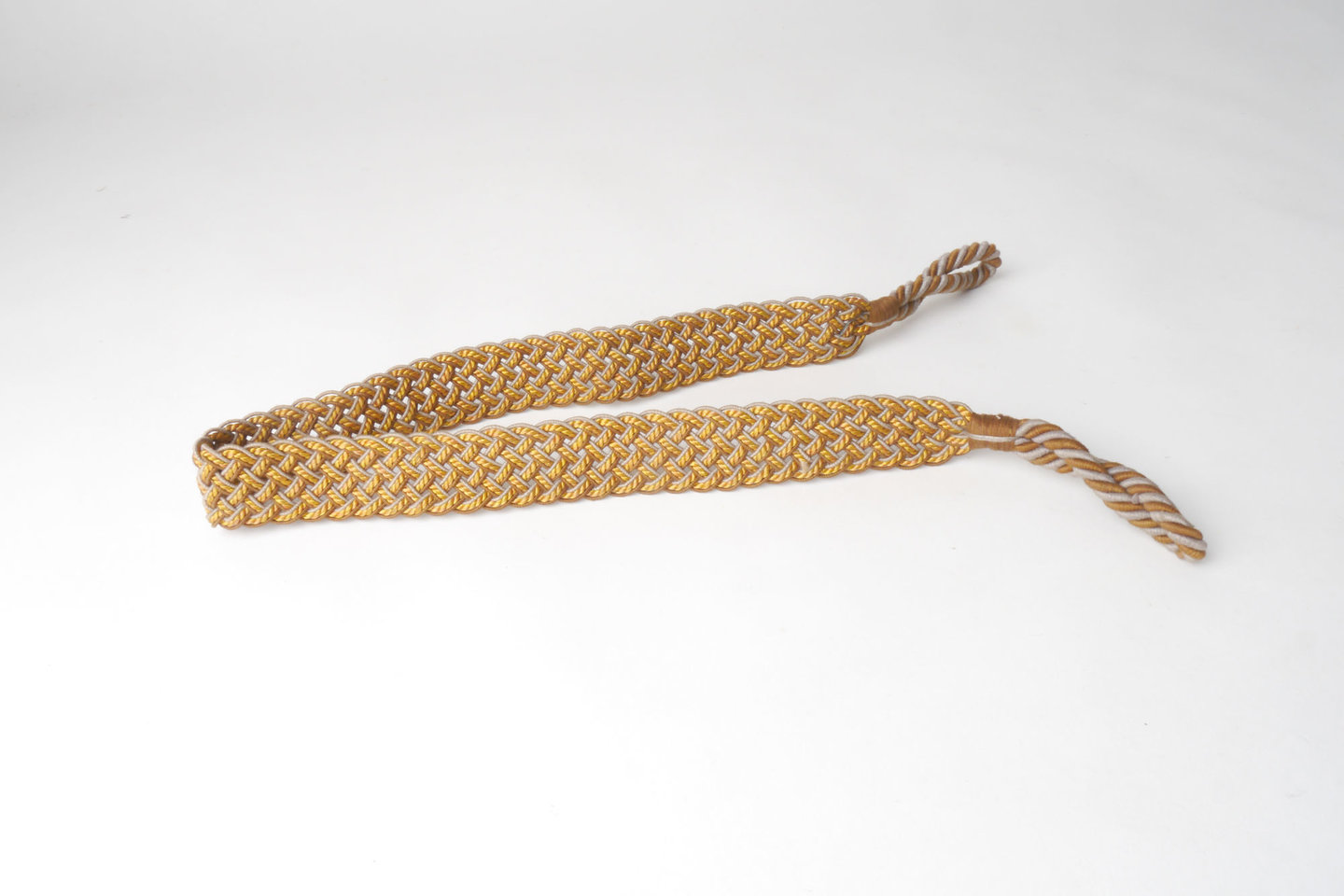 Vlakke embrasse met gevlochten kabel om gordijn open te houden