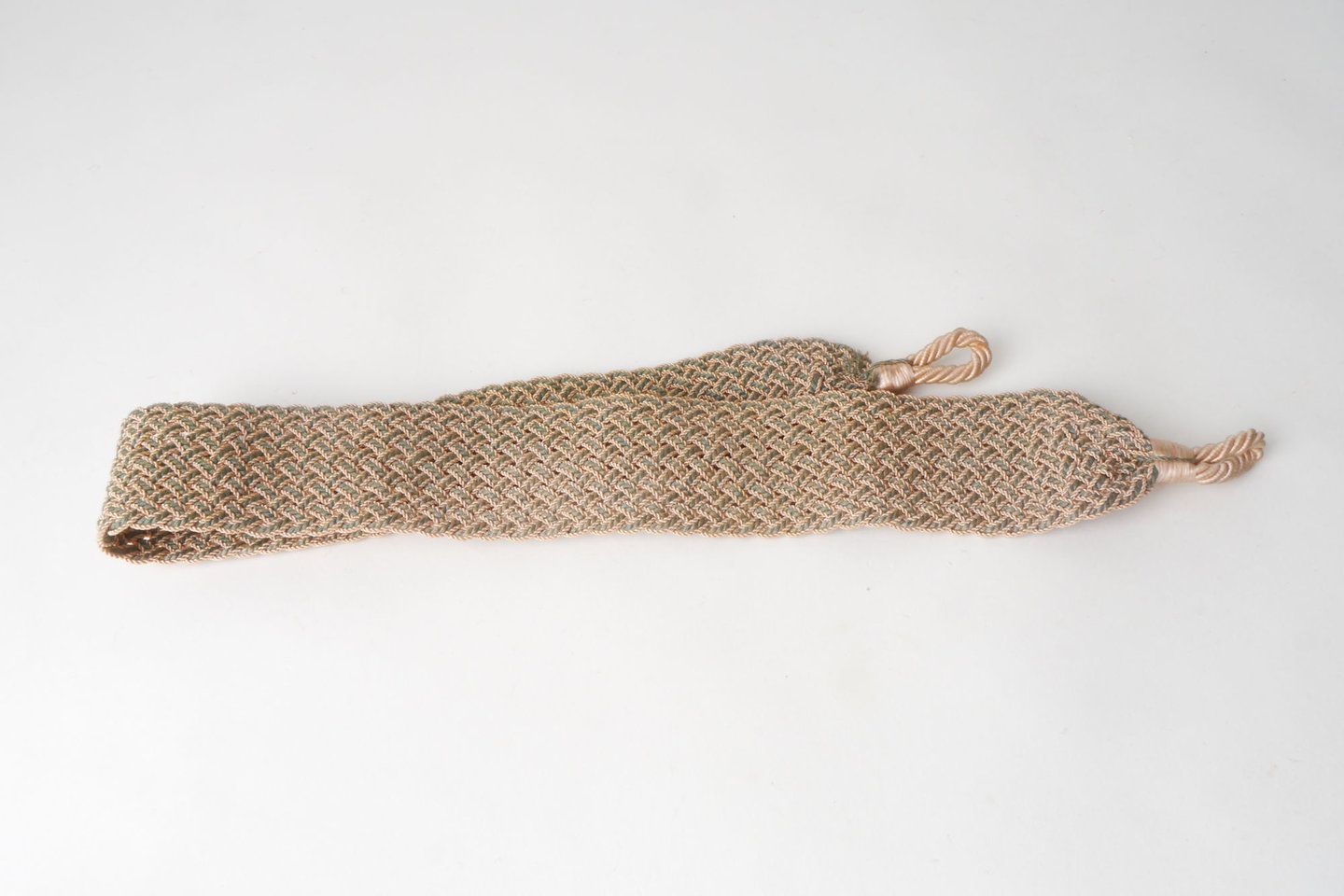 Vlakke embrasse met gevlochten kabel om gordijn open te houden