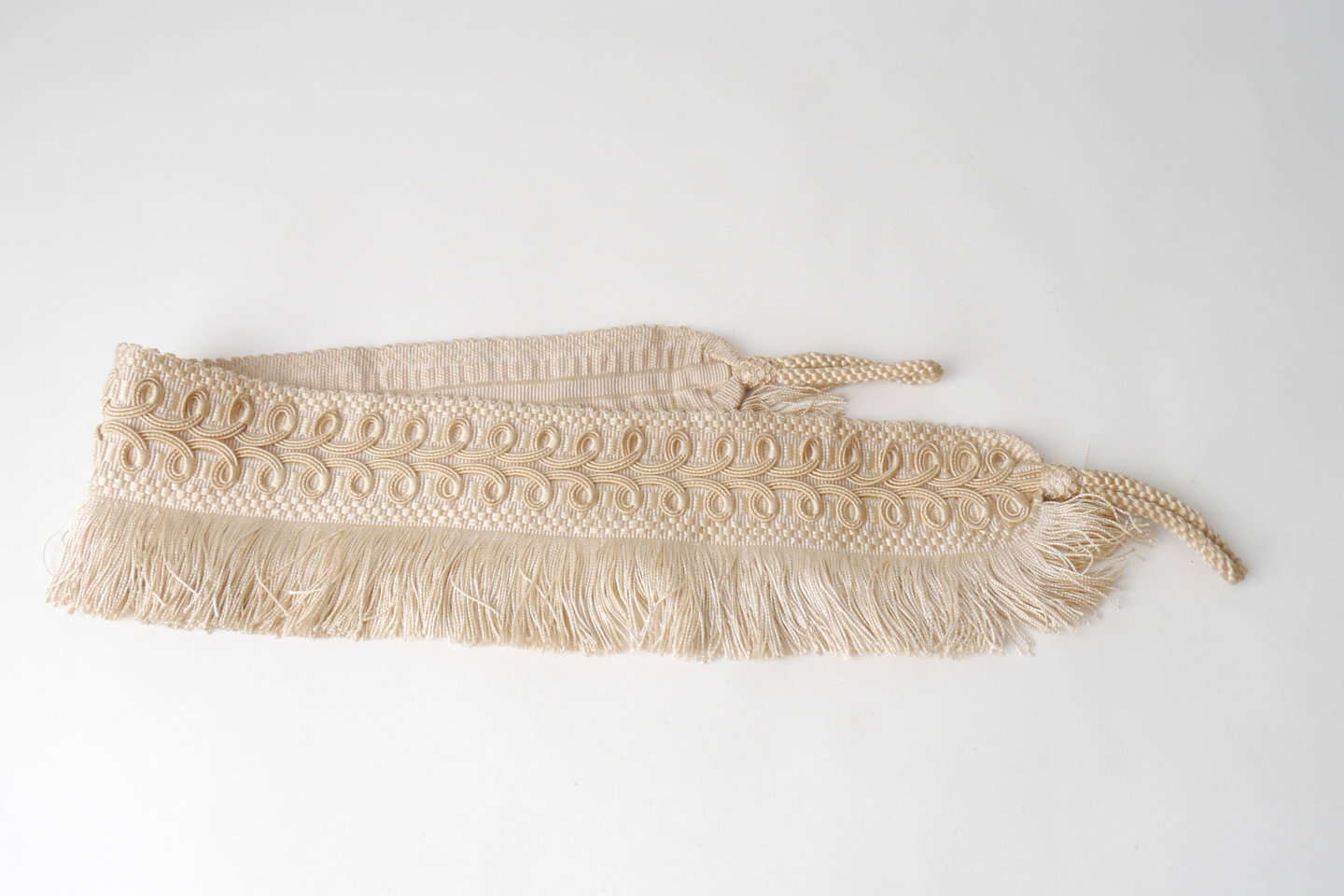 Vlakke embrasse met frange om gordijn open te houden