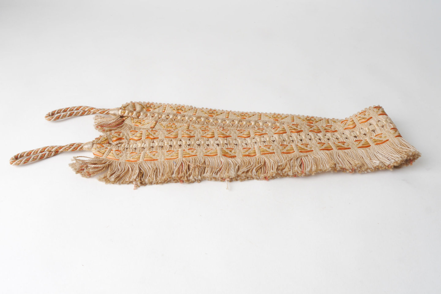 Vlakke embrasse met frange om gordijn open te houden