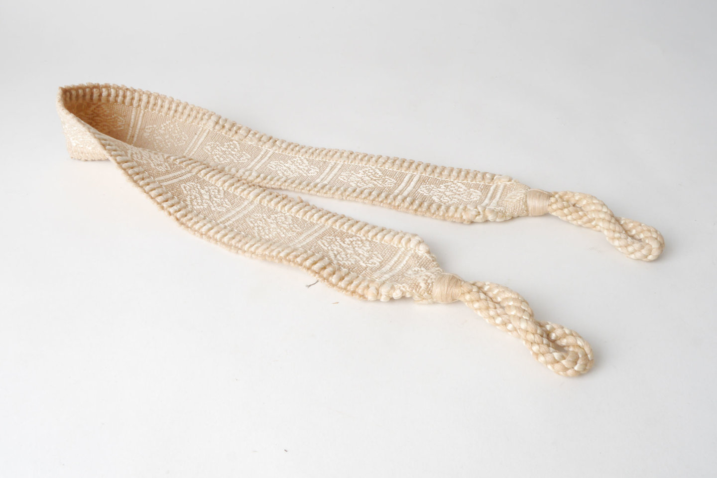 Vlakke embrasse om gordijn open te houden