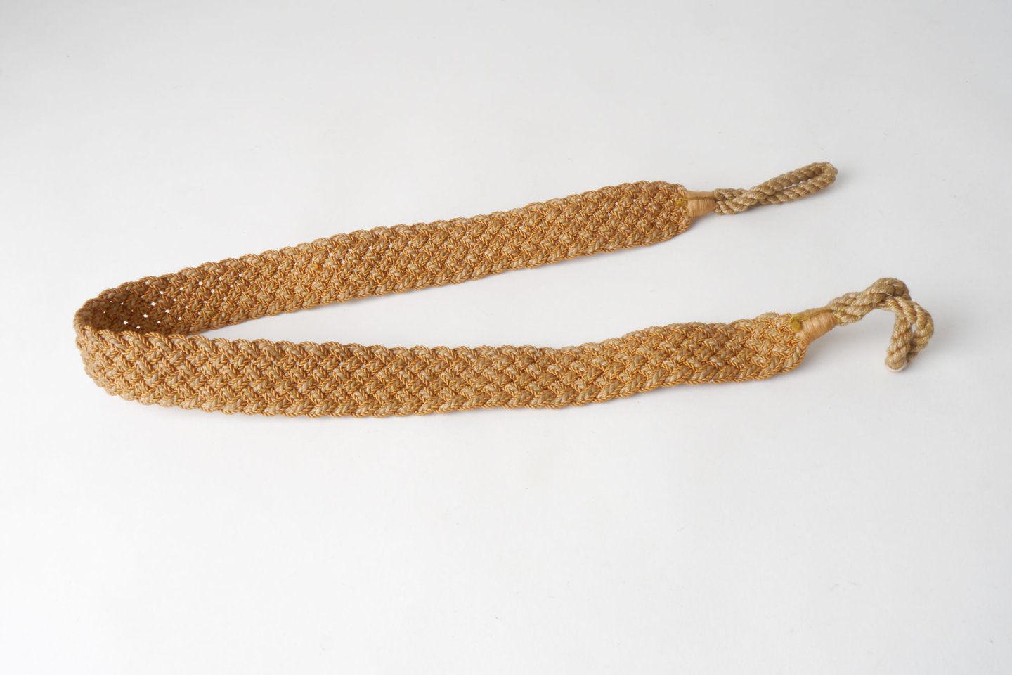 Vlakke embrasse met gevlochten kabel om gordijn open te houden