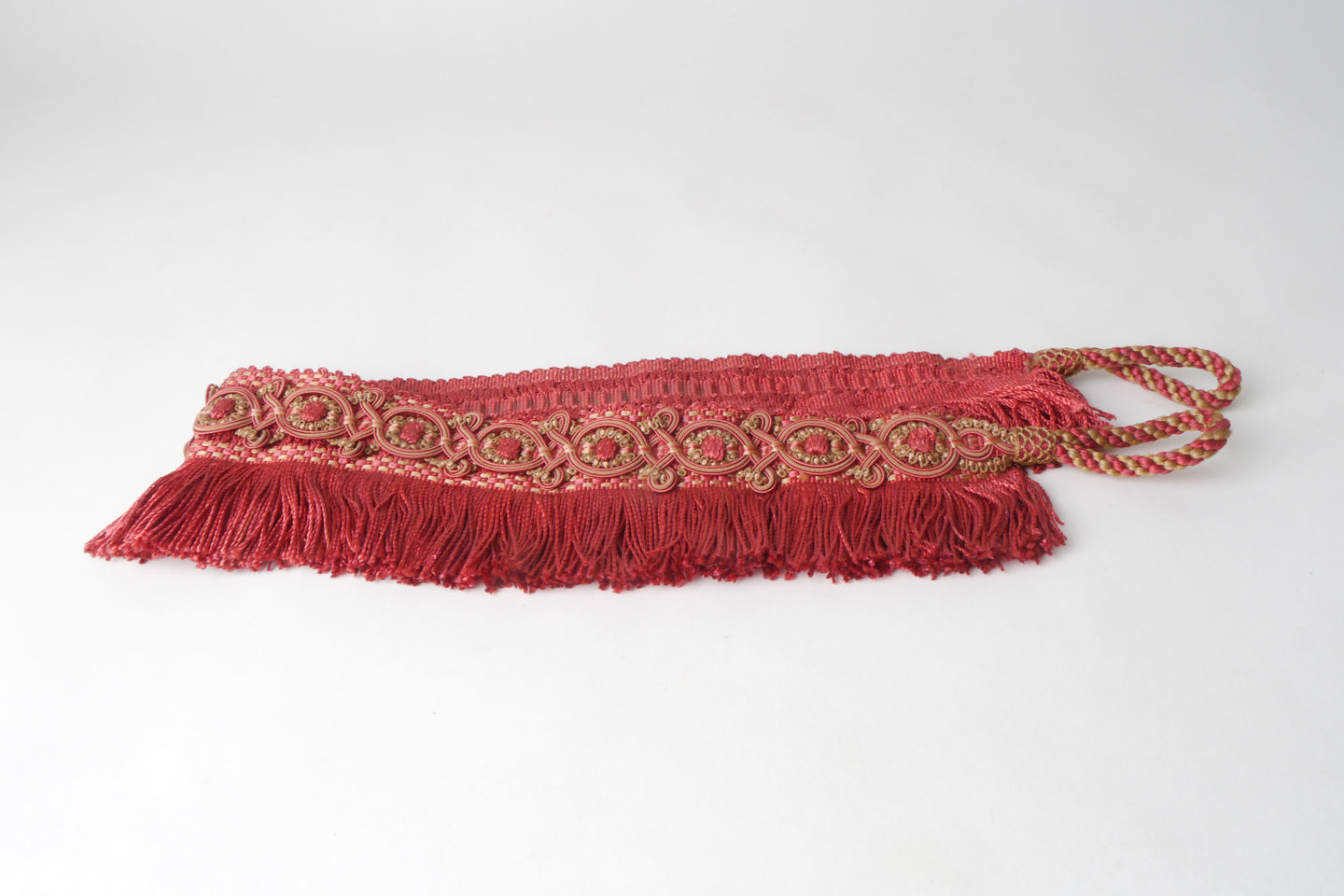 Vlakke embrasse met frange om gordijn open te houden