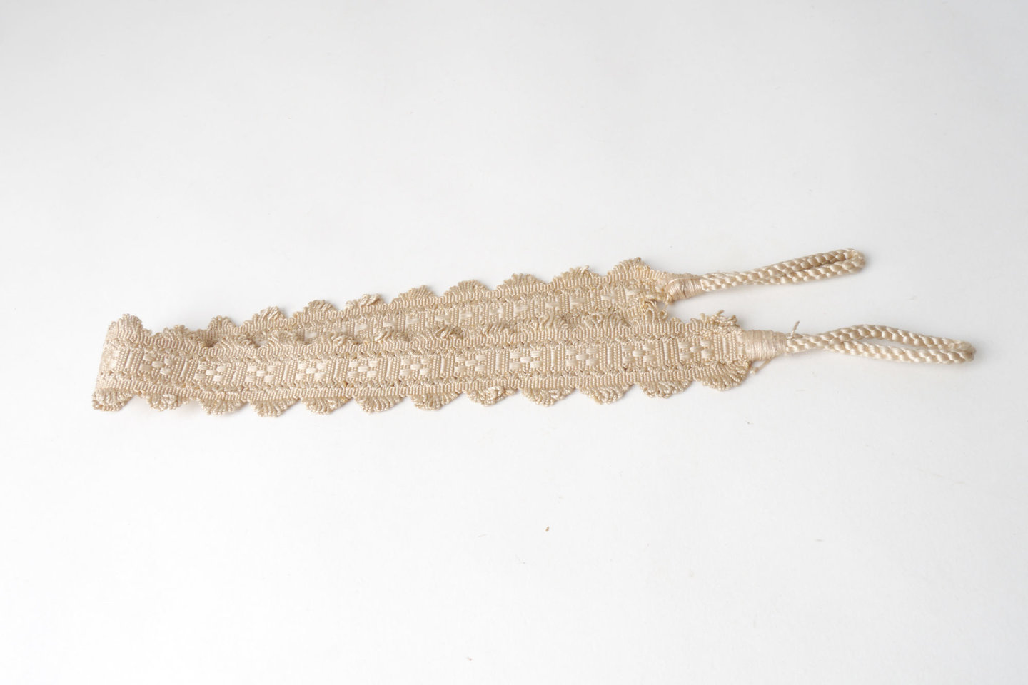 Vlakke embrasse om gordijn open te houden