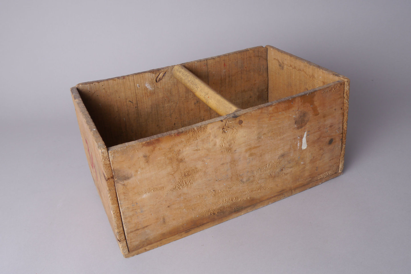 Houten bakje met handvat tussen de wanden