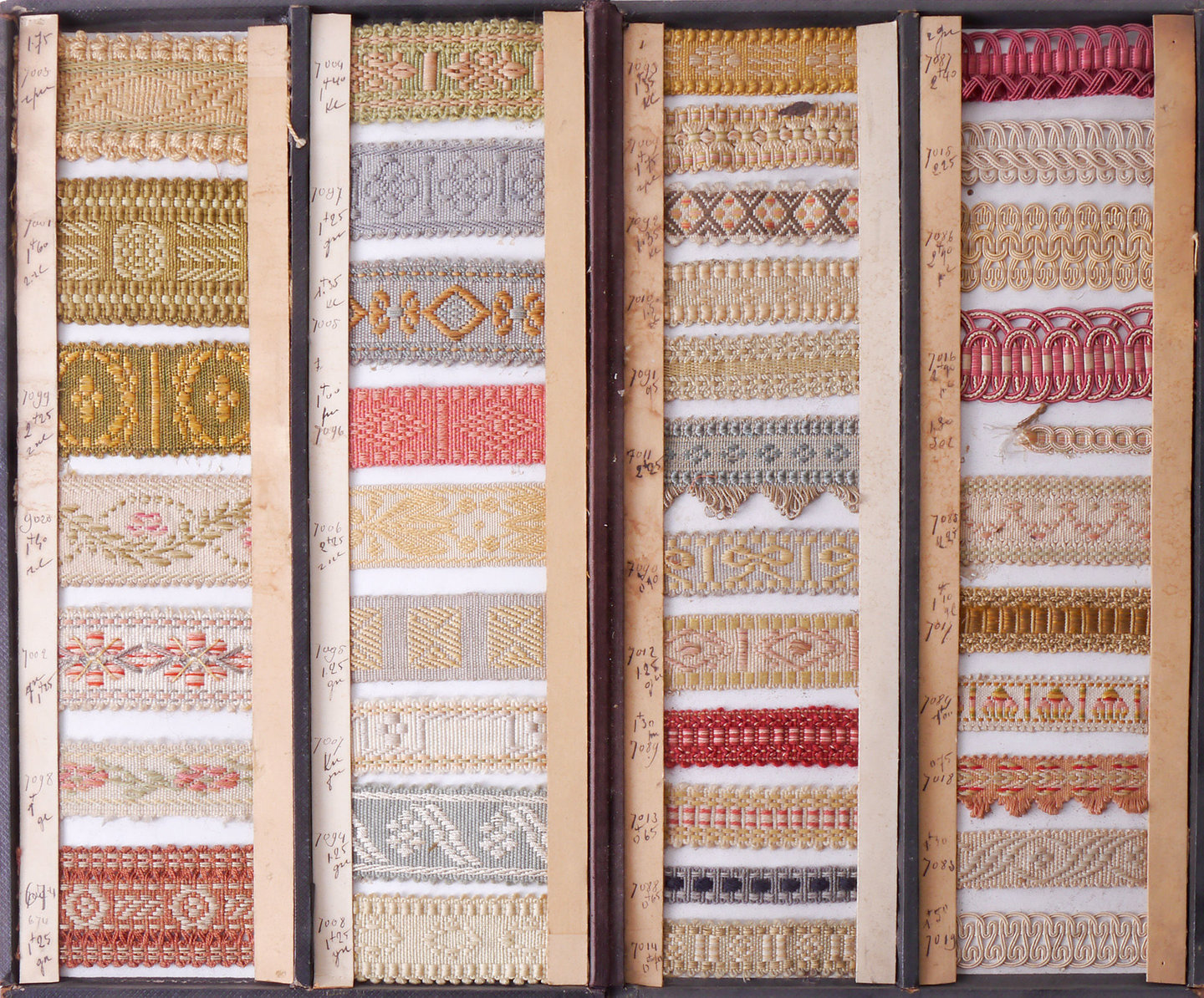 Staalkaart met voorbeelden van crête en galons om passement te vervaardigen