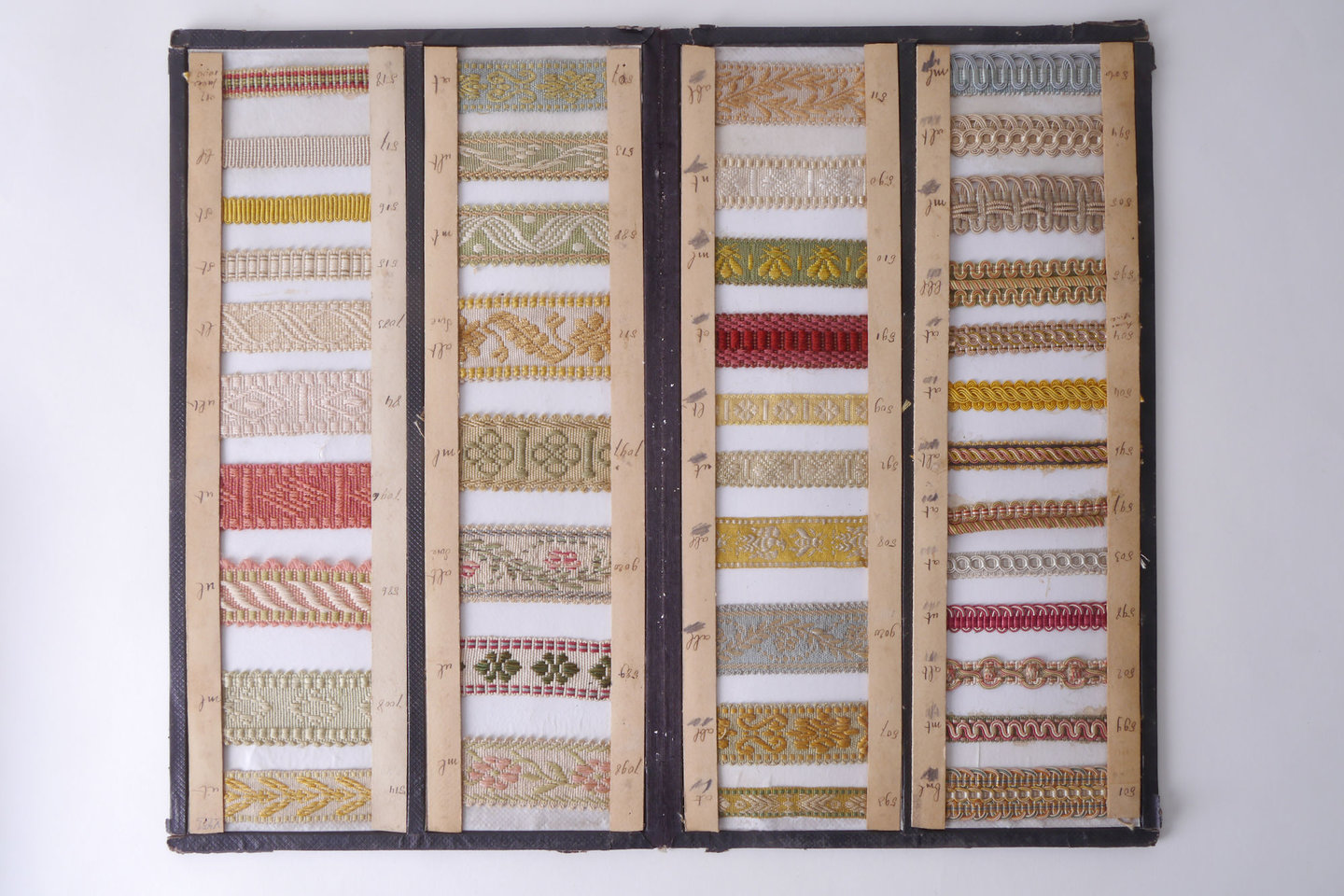 Openvouwbare staalkaart met voorbeelden van galons om passement te vervaardigen