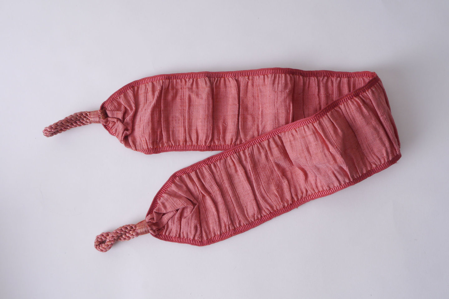 Vlakke embrasse om gordijn open te houden