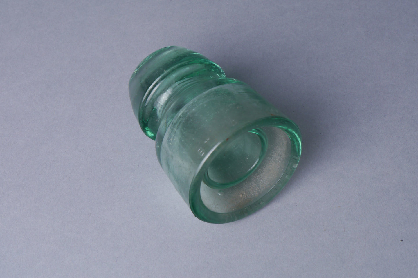 Sleufisolator in glas voor elektrische bekabeling