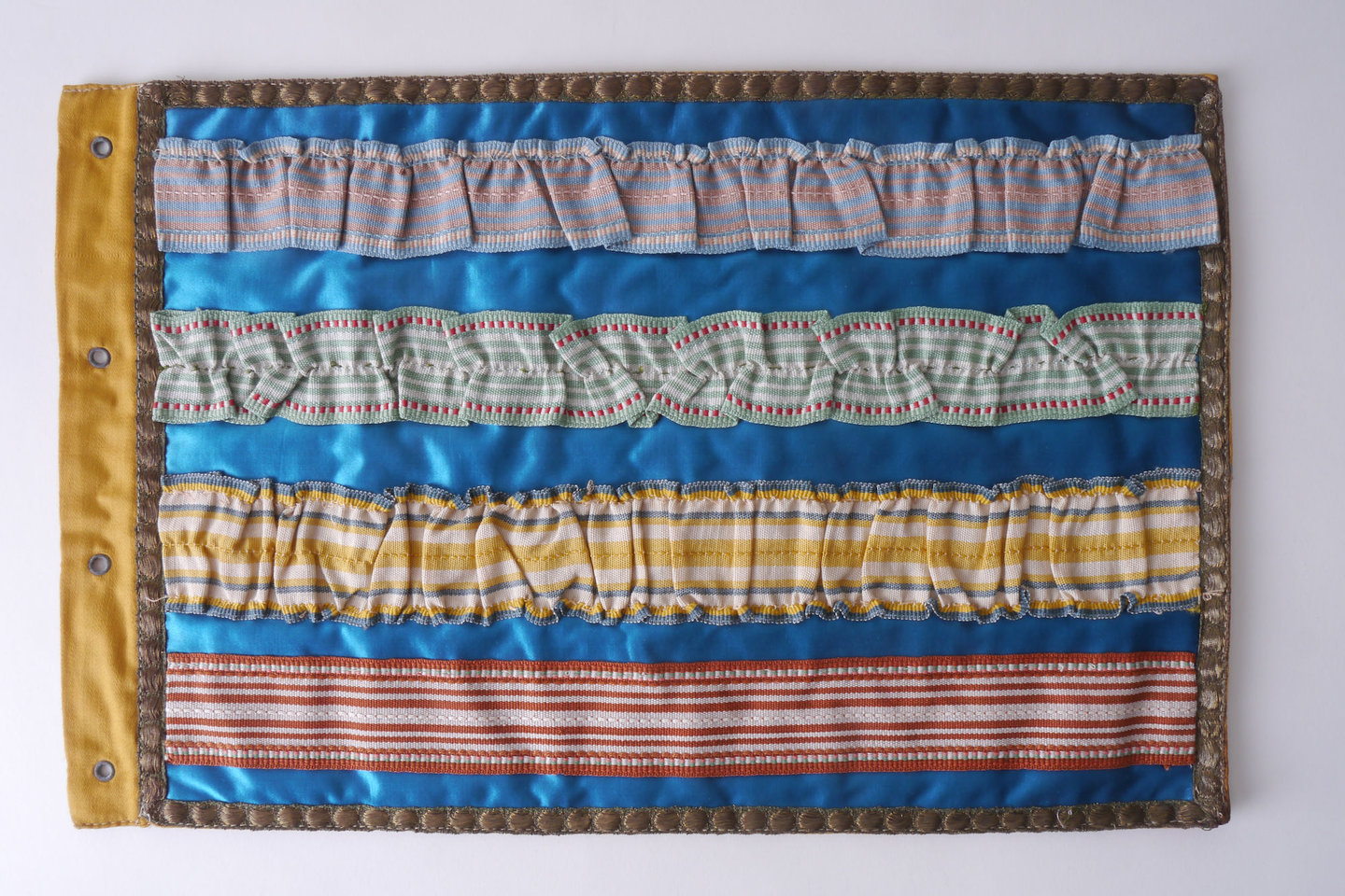 Staalkaart in textiel met voorbeelden van galons om passement te vervaardigen